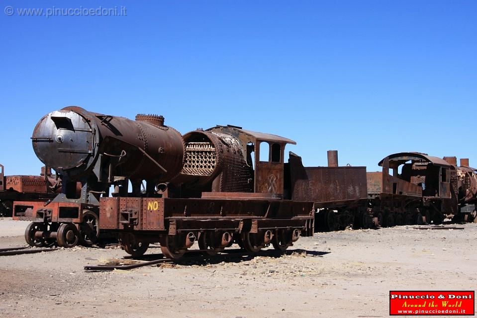 BOLIVIA - Uyuni - Cimitero delle locomotive - 01.jpg